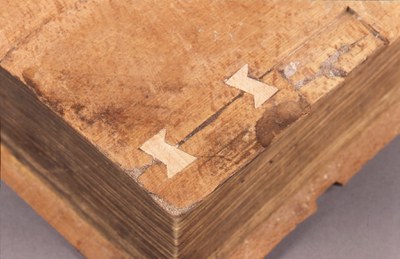 přichycení dřevěné desky motýlky
