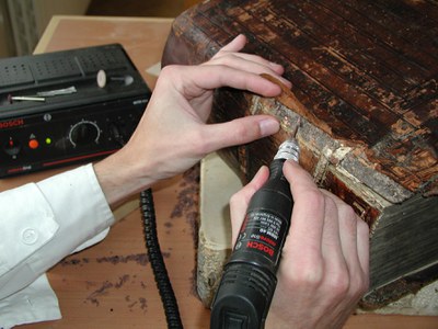 část desky tmelená dřevěnými pilinami broušena do původního tvaru